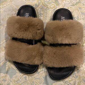 H2K Fuzzy House Slippers like new. Size 7.